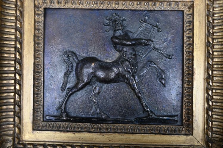 coppia di targhe in bronzo con centauri Italia XIX