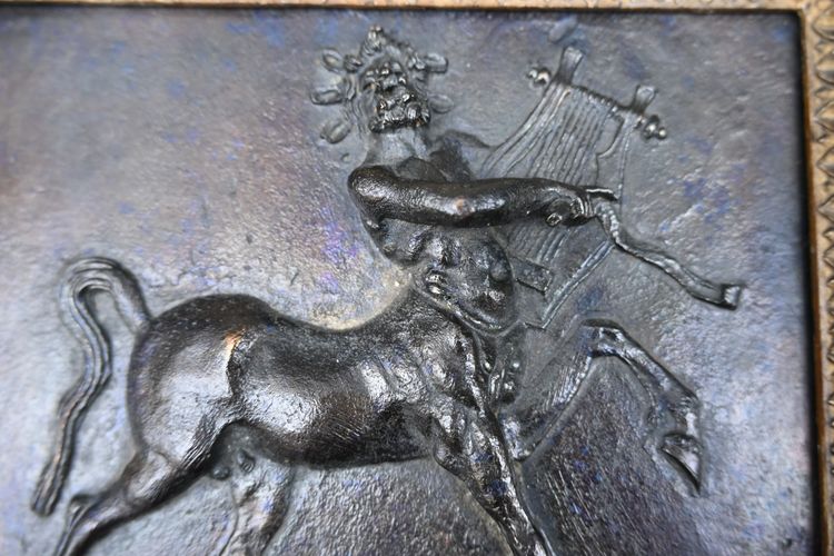 coppia di targhe in bronzo con centauri Italia XIX