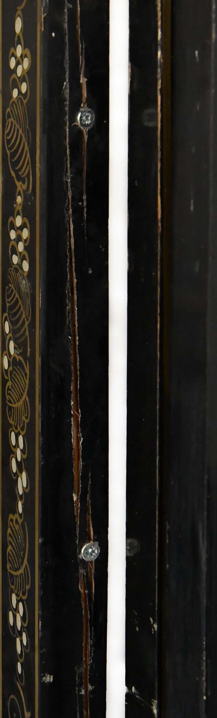 Paravento cinese a quattro ante in legno laccato e intarsi in pietra dura