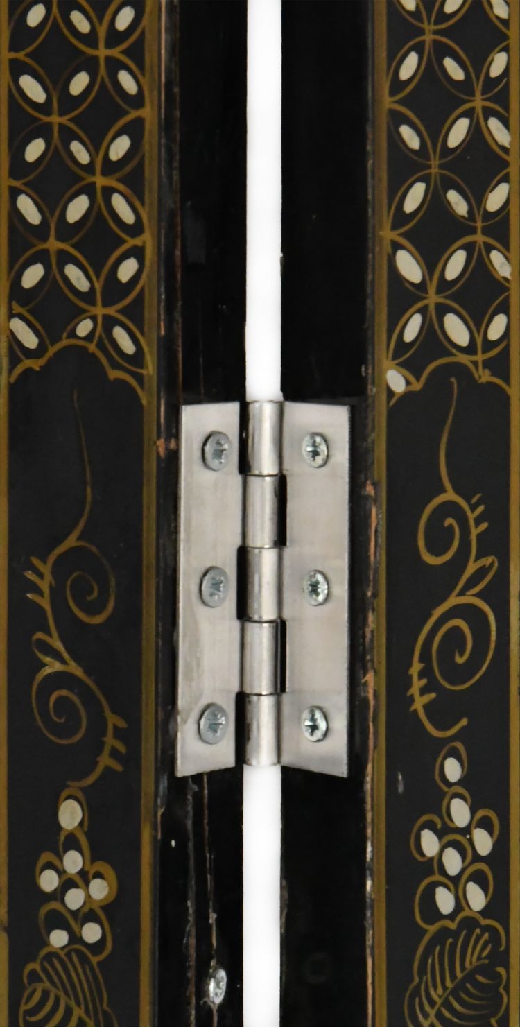 Paravento cinese a quattro ante in legno laccato e intarsi in pietra dura