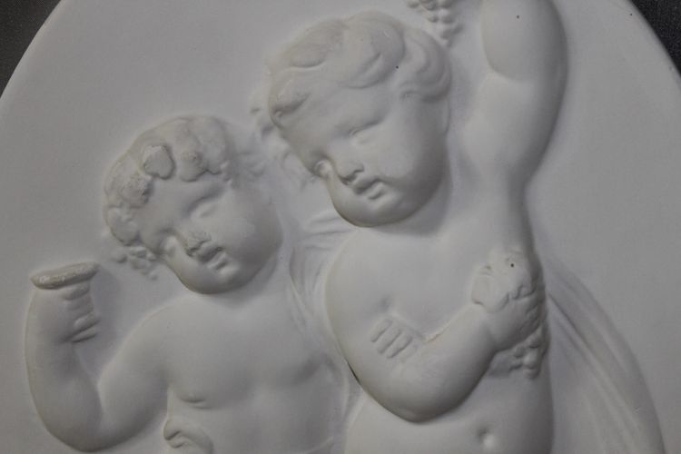 Pair of plaster bas-reliefs decorated with cherubs in the Louis XVI style, 20th century.