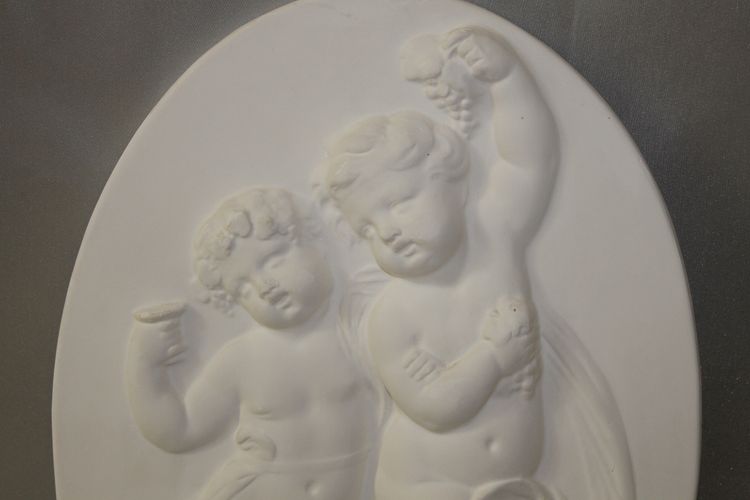 Pair of plaster bas-reliefs decorated with cherubs in the Louis XVI style, 20th century.