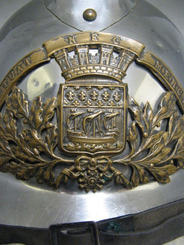 Casque De Pompier De La Ville De Paris Mle 33.