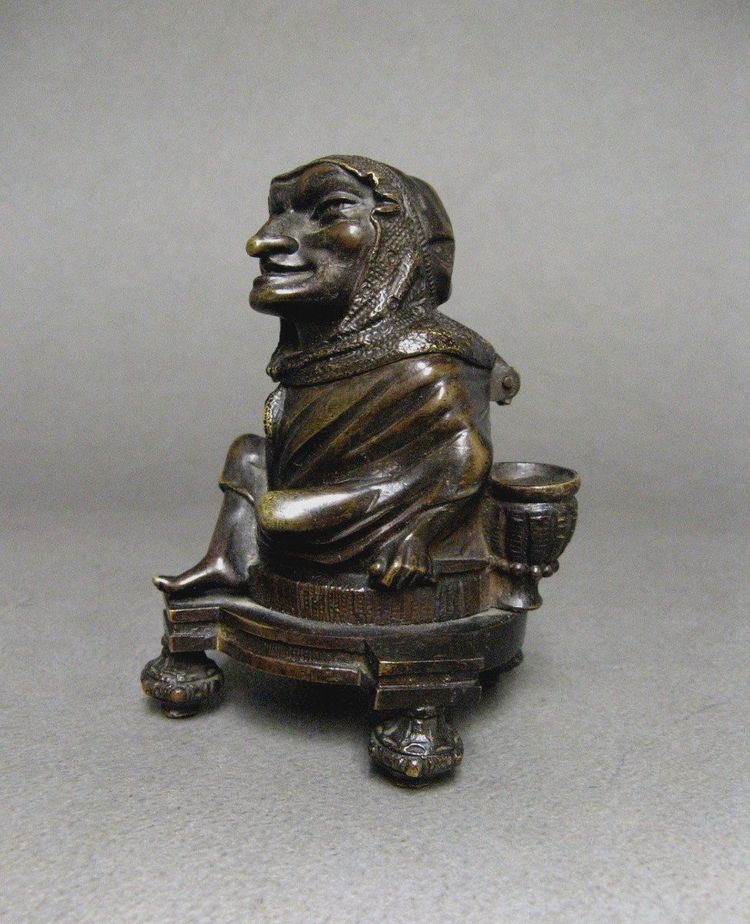 Scultura in bronzo a calamaio decorata con un nano o uno gnomo XIX secolo.
