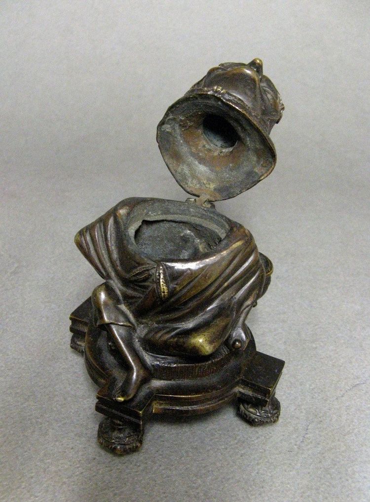 Scultura in bronzo a calamaio decorata con un nano o uno gnomo XIX secolo.