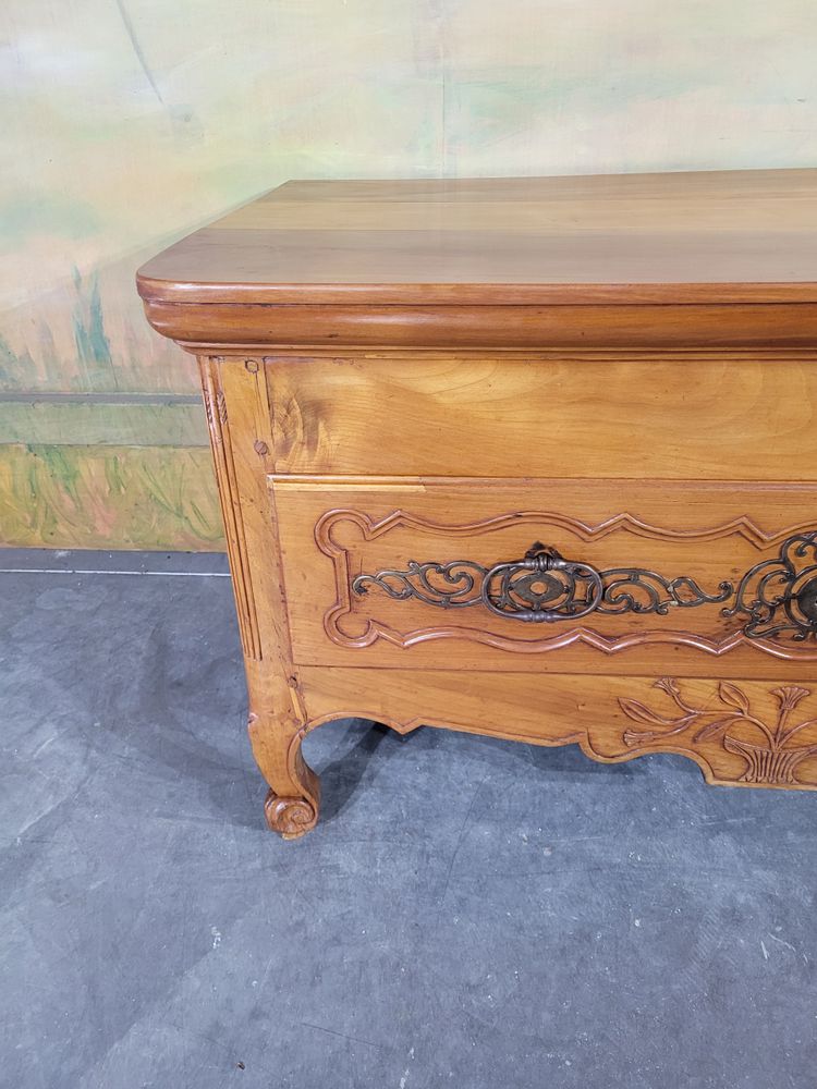 Petit commode époque XVIII ème en merisier