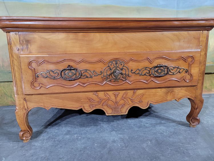 Petit commode époque XVIII ème en merisier