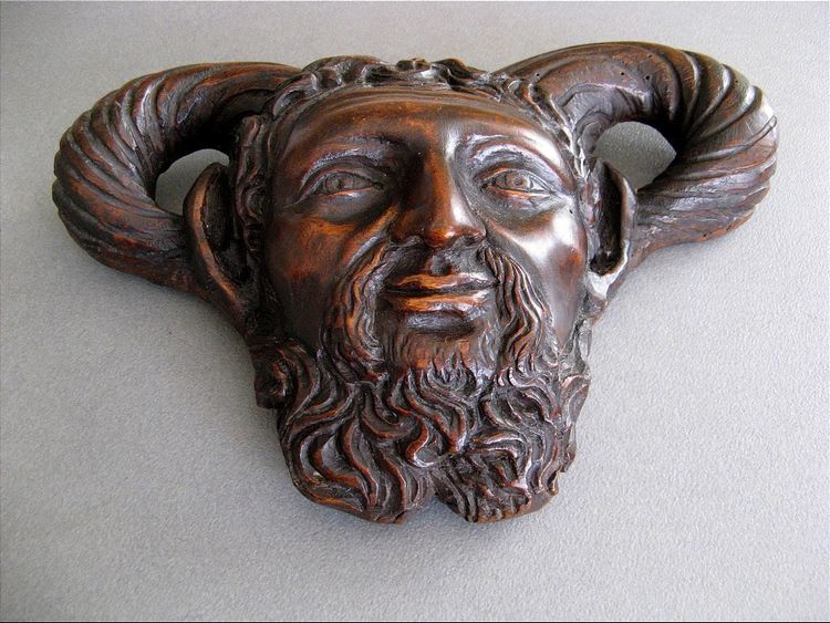 Testa di fauno in legno intagliato del XVIII secolo.