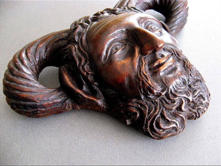 Testa di fauno in legno intagliato del XVIII secolo.