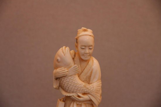 Un Okimono En Ivoire Japonais D’époque XIXe Siècle.