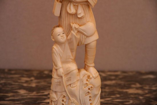Un Okimono En Ivoire Japonais D’époque XIXe Siècle.