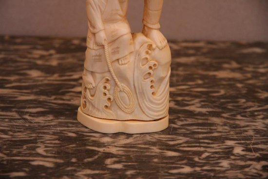 Un Okimono En Ivoire Japonais D’époque XIXe Siècle.