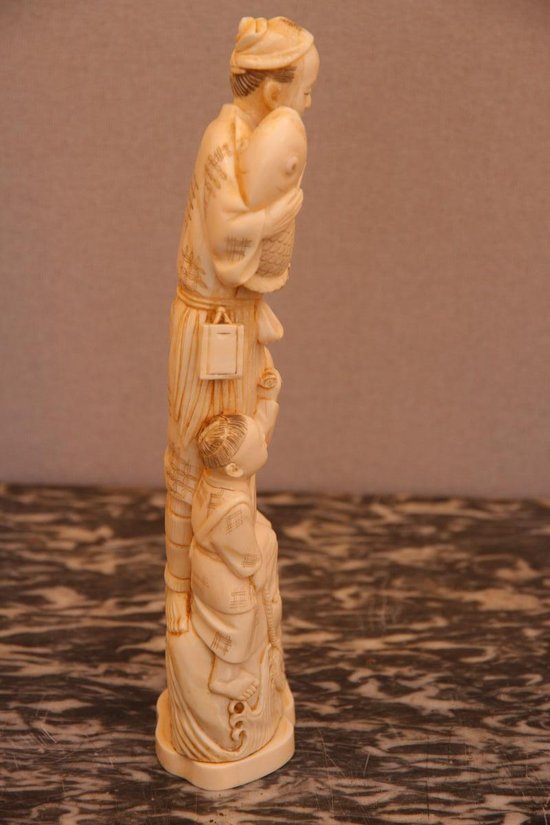 Un Okimono En Ivoire Japonais D’époque XIXe Siècle.