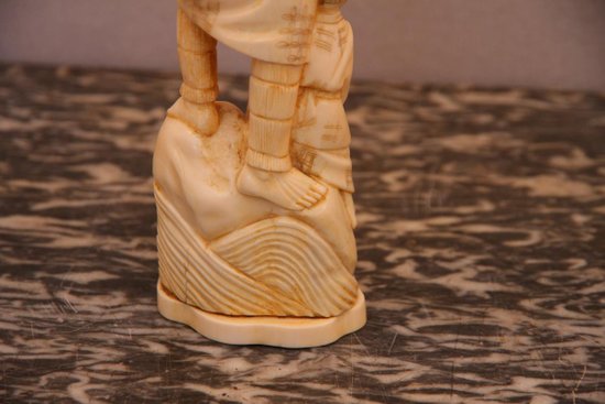 Un Okimono En Ivoire Japonais D’époque XIXe Siècle.