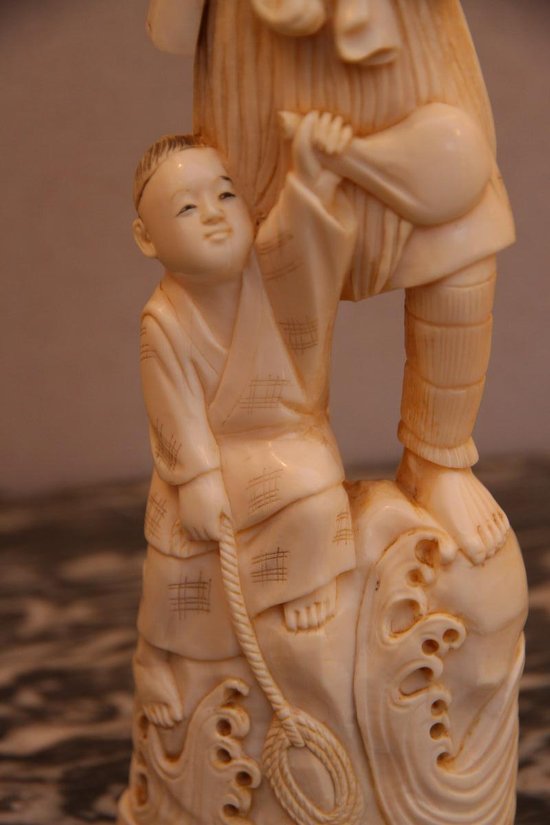 Un Okimono En Ivoire Japonais D’époque XIXe Siècle.