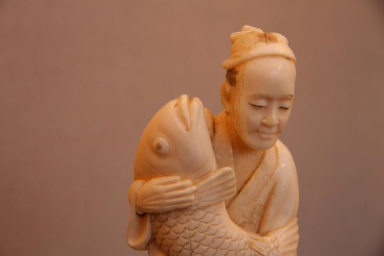Un Okimono En Ivoire Japonais D’époque XIXe Siècle.