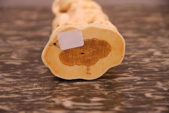 Un Okimono En Ivoire Japonais D’époque XIXe Siècle.