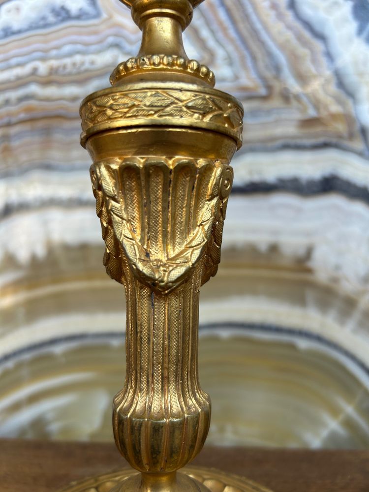Coppia di candelieri in bronzo dorato in stile Luigi XVI - Flambeaux XIX secolo