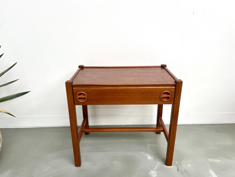 Comodino in teak intagliato, Arne Wahl Iversen