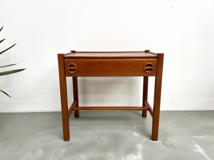 Comodino in teak intagliato, Arne Wahl Iversen