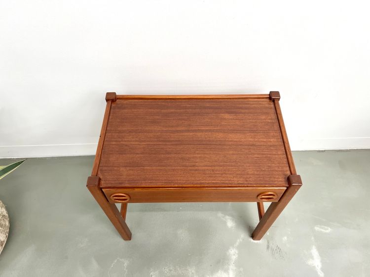 Comodino in teak intagliato, Arne Wahl Iversen