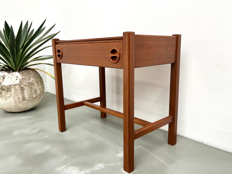 Comodino in teak intagliato, Arne Wahl Iversen