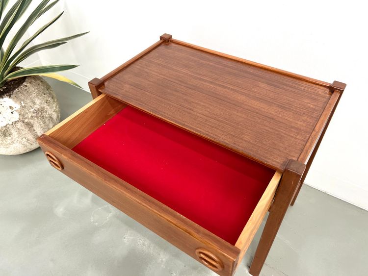 Comodino in teak intagliato, Arne Wahl Iversen