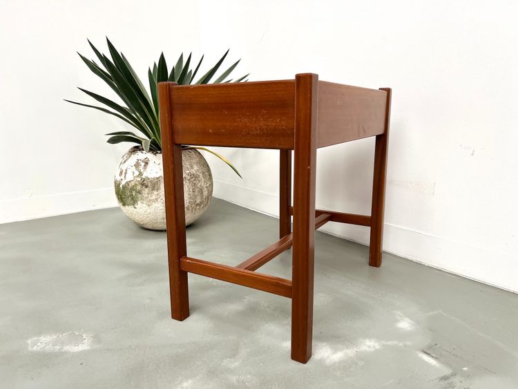 Comodino in teak intagliato, Arne Wahl Iversen