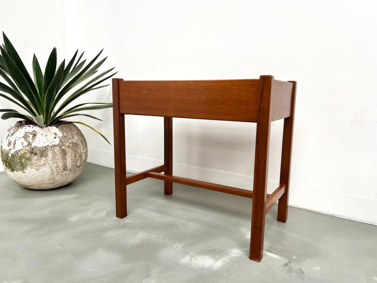 Comodino in teak intagliato, Arne Wahl Iversen
