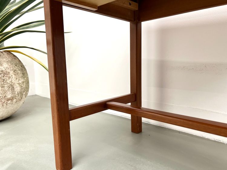 Comodino in teak intagliato, Arne Wahl Iversen
