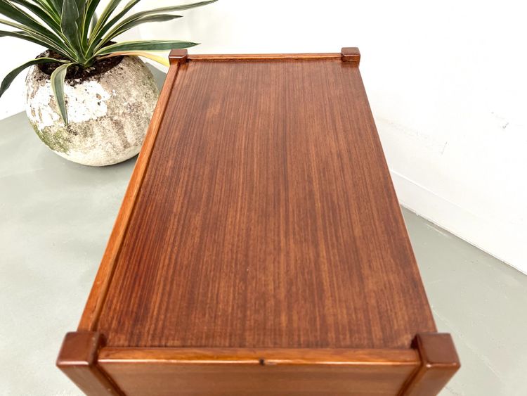 Comodino in teak intagliato, Arne Wahl Iversen