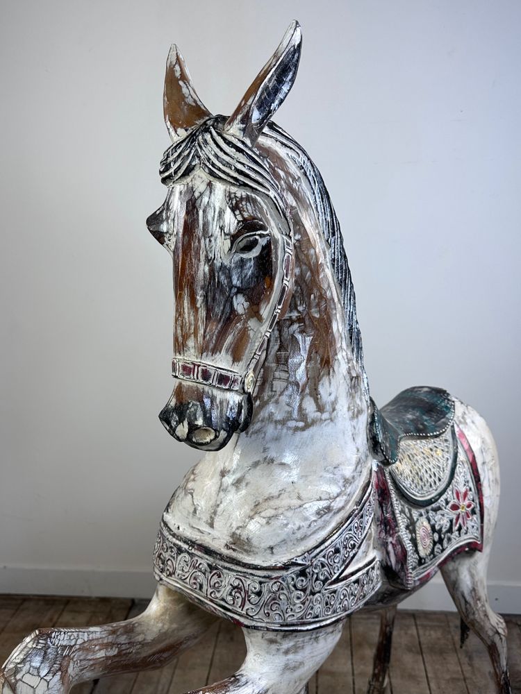 Cheval de manège en bois sculpté et patiné