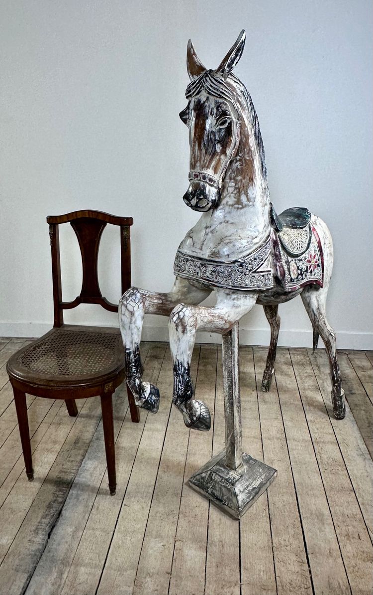 Cheval de manège en bois sculpté et patiné