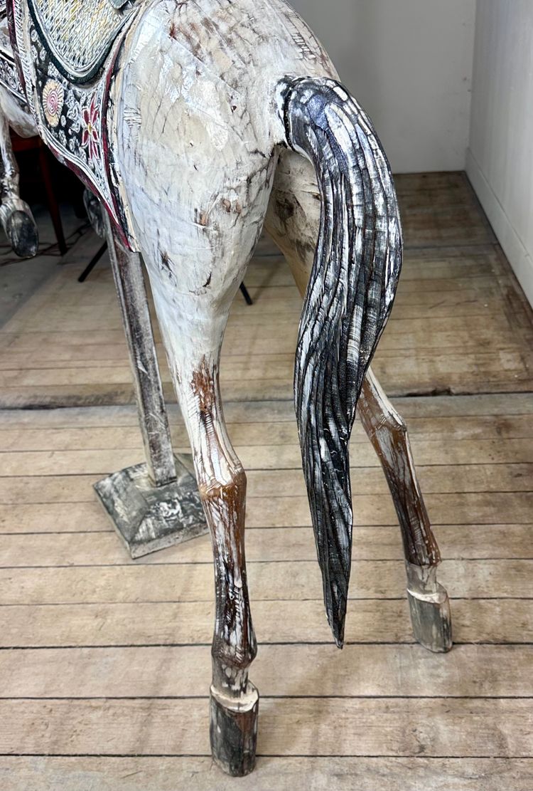 Cheval de manège en bois sculpté et patiné
