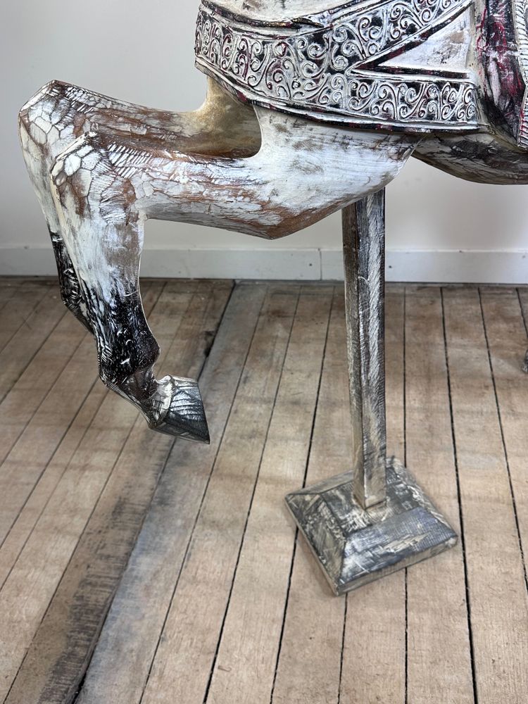 Cheval de manège en bois sculpté et patiné