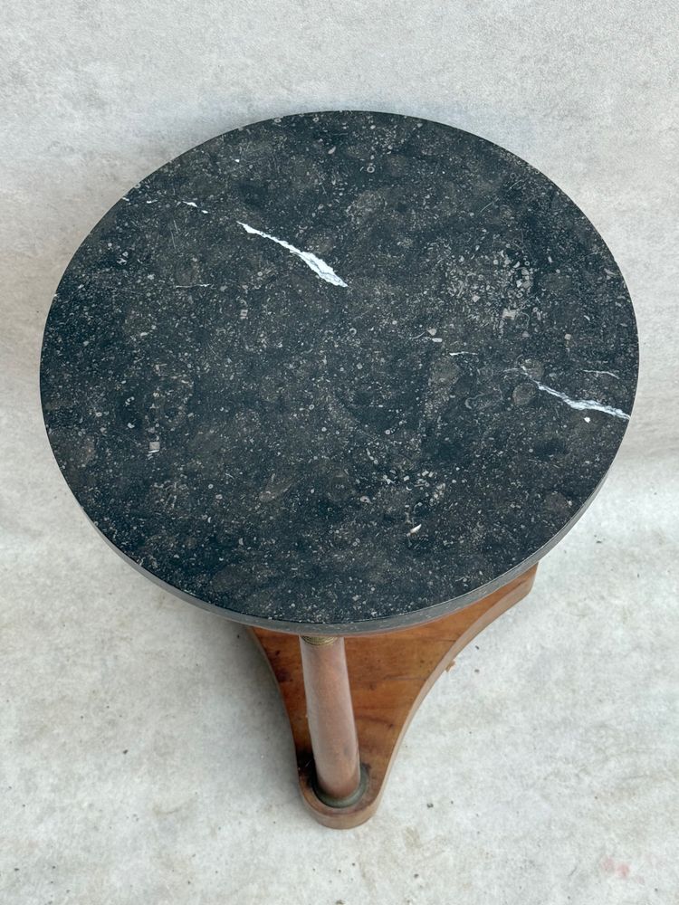 Pedestal table