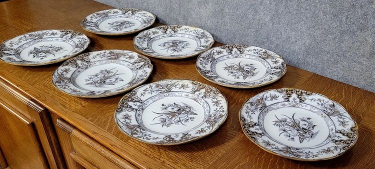 Set of 6 plates plus 1 in early 20th century English porcelain