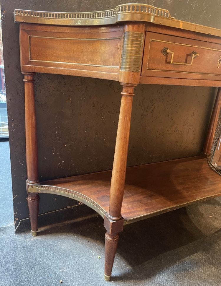 Console Louis XVI en acajou de forme convexe