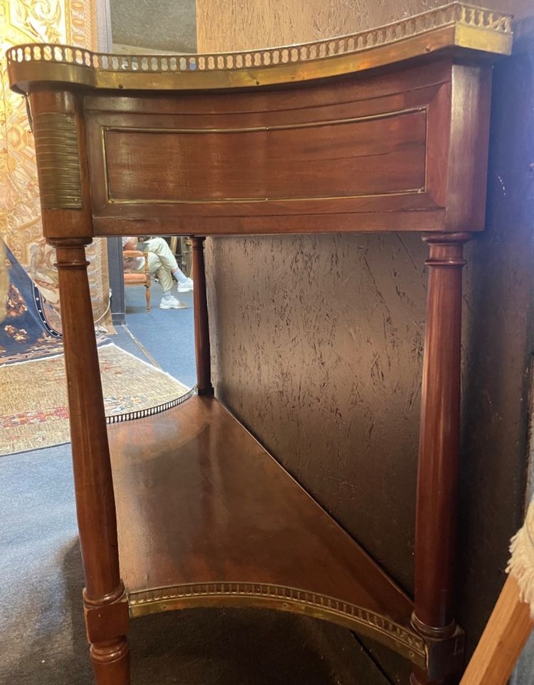 Console Louis XVI en acajou de forme convexe