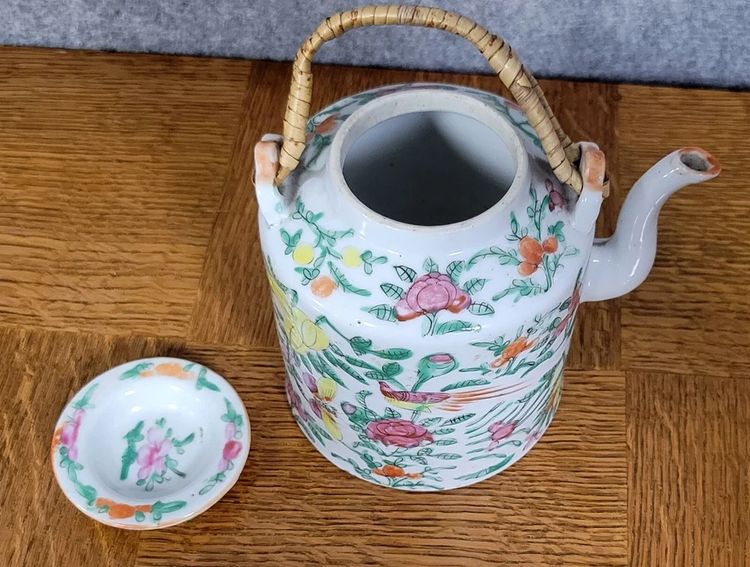 XXth century Asia: Round teapot in polychrome enamelled porcelain