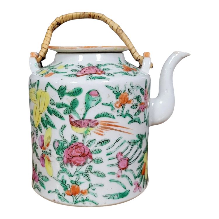 XXth century Asia: Round teapot in polychrome enamelled porcelain