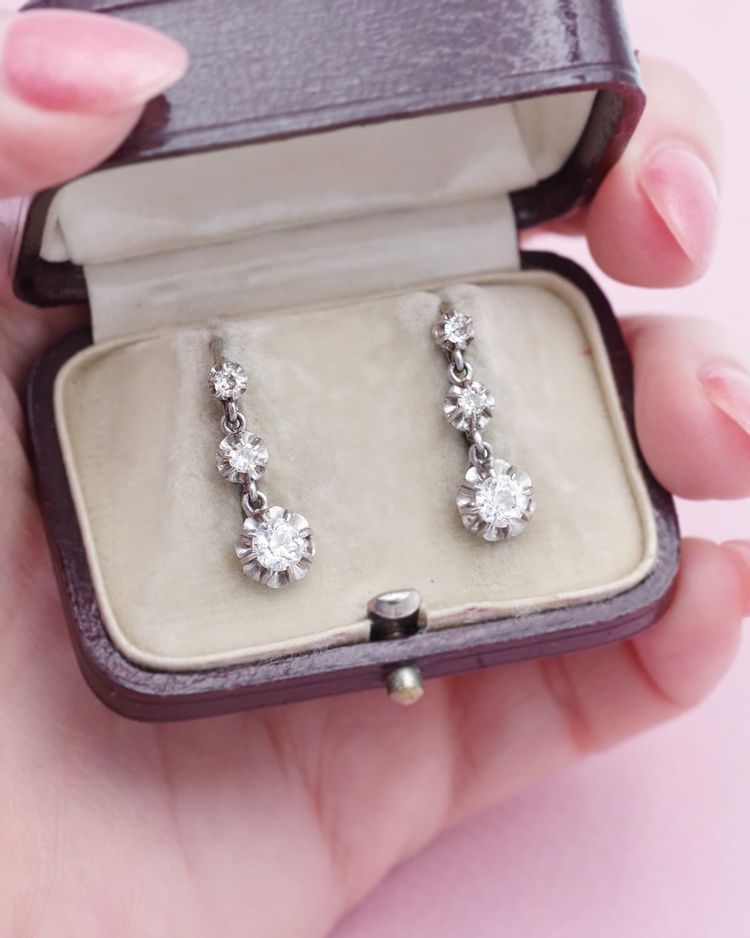 Art Deco Dormeuses drei Diamanten 0,72 ct in 18k Gold und Platin, antikes Schmuckstück