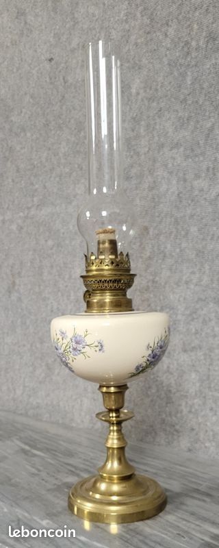Grande lampada a petrolio in porcellana e ottone dorato