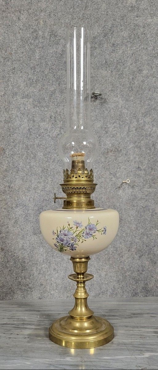 Grande lampada a petrolio in porcellana e ottone dorato
