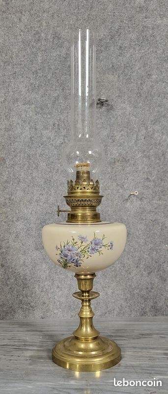 Grande lampada a petrolio in porcellana e ottone dorato