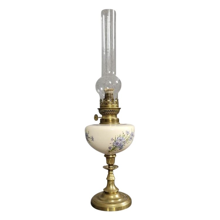 Grande lampada a petrolio in porcellana e ottone dorato