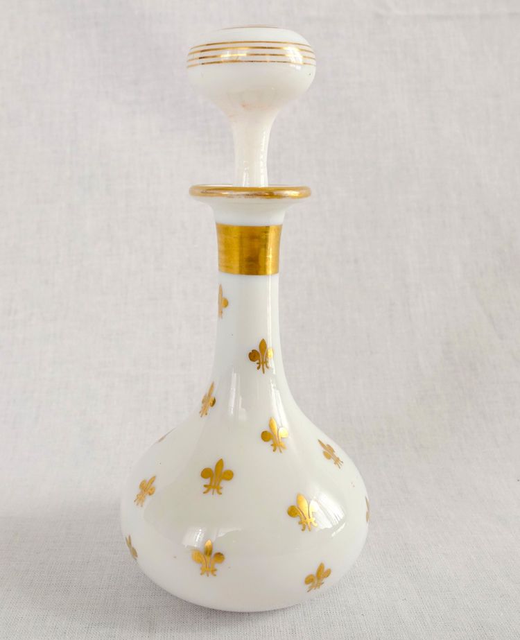 Baccarat: Bottiglia da liquore Royalist / caraffa in opalina dorata con fleur-de-lys 1860 ca.
