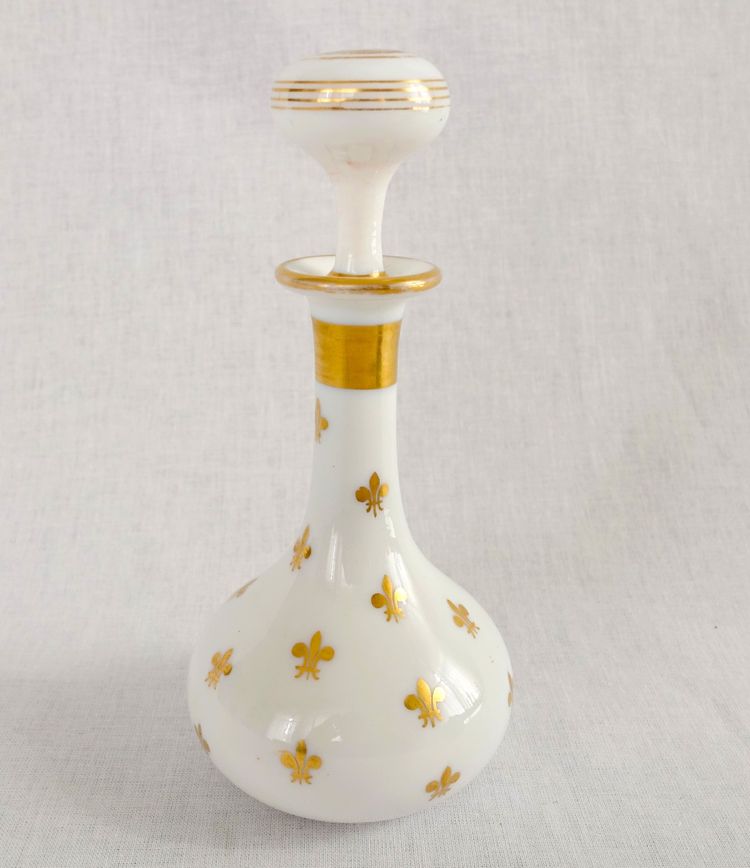 Baccarat: Bottiglia da liquore Royalist / caraffa in opalina dorata con fleur-de-lys 1860 ca.