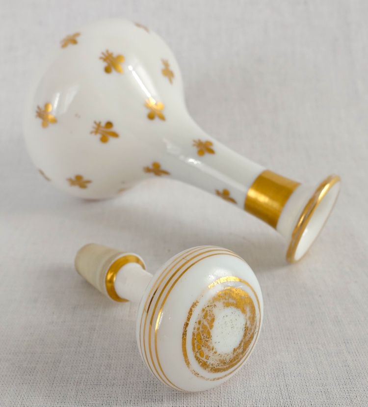 Baccarat: Bottiglia da liquore Royalist / caraffa in opalina dorata con fleur-de-lys 1860 ca.
