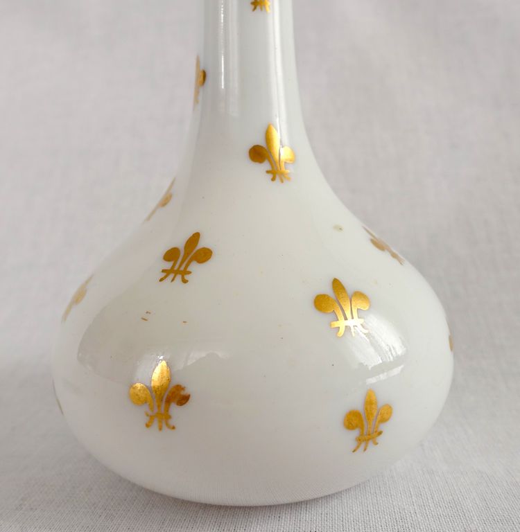 Baccarat: Bottiglia da liquore Royalist / caraffa in opalina dorata con fleur-de-lys 1860 ca.